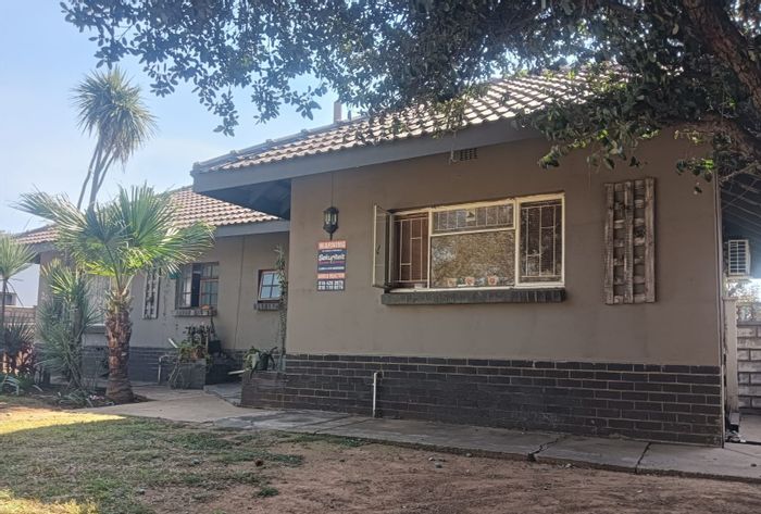 Three Rivers House For Sale: 3 Bedrooms, 2 Bathrooms, Large Garden, Pet-Friendly.