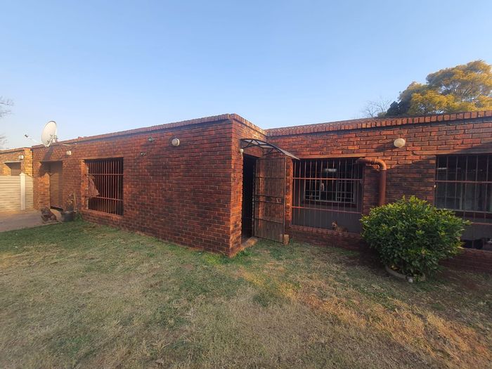 Vanderbijlpark Cw 5 House For Sale: 3 Beds, 2 Baths, Braai Area, 4 Carports.