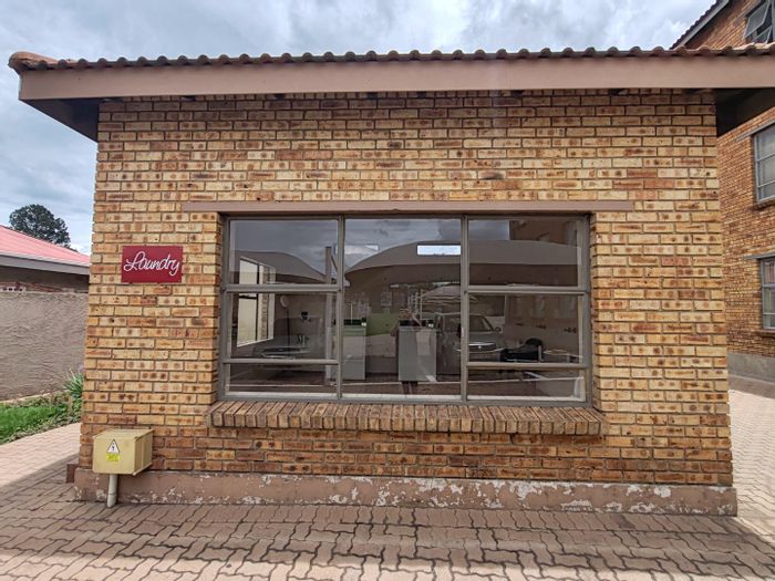 Vanderbijlpark Cw 5 Flat For Sale: Lounge, kitchen, spacious bedroom, communal laundry.