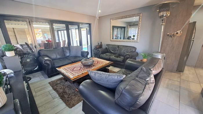 For Sale: House in Arcon Park with 3 bedrooms, pool, and ample parking.