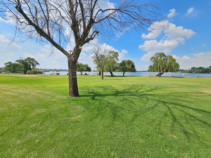 For Sale: Lochvaal House with 3 Bedrooms, River Access, and 24-Hour Security.