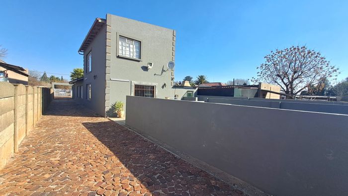 Three Rivers House For Sale: Multiple living options, pool, and entertainment space.