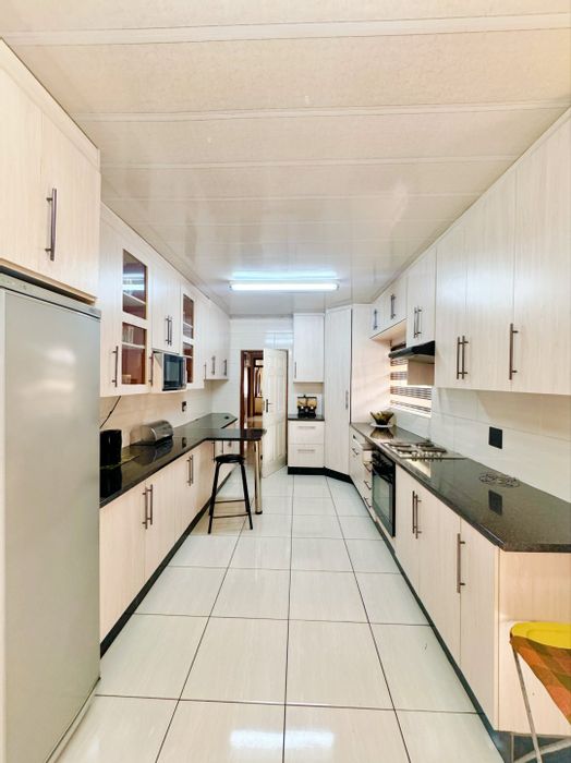 Duvha Park House For Sale: 3 bedrooms, security features, large yard, and amenities.