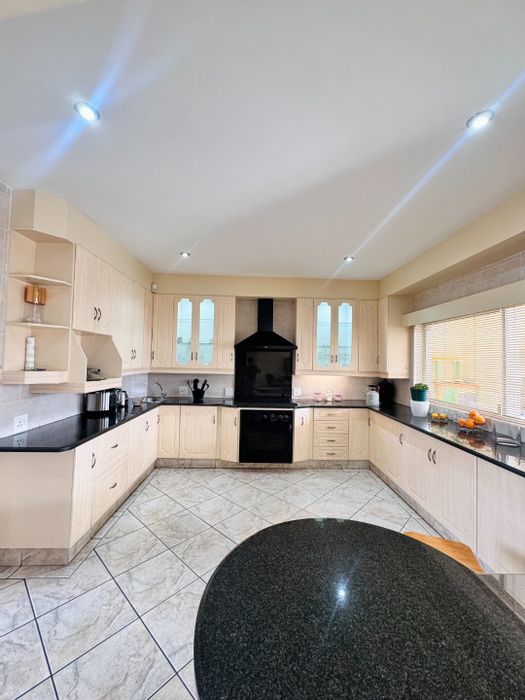 For Sale: House in Reyno Ridge with 4 beds, 4 baths, security, and garden.