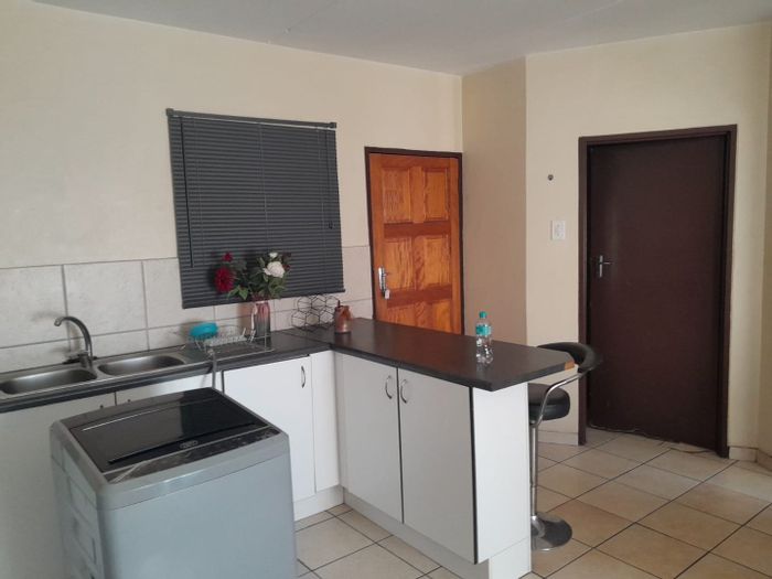 Flat for Sale in Vanderbijlpark Cw 5: 1 Bed, 24-hour security, covered parking.