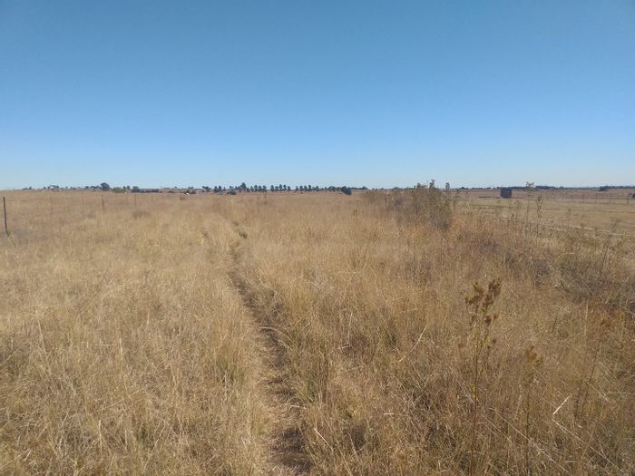 Blesboklaagte For Sale: 8.56 hectares vacant land with borehole and fencing.