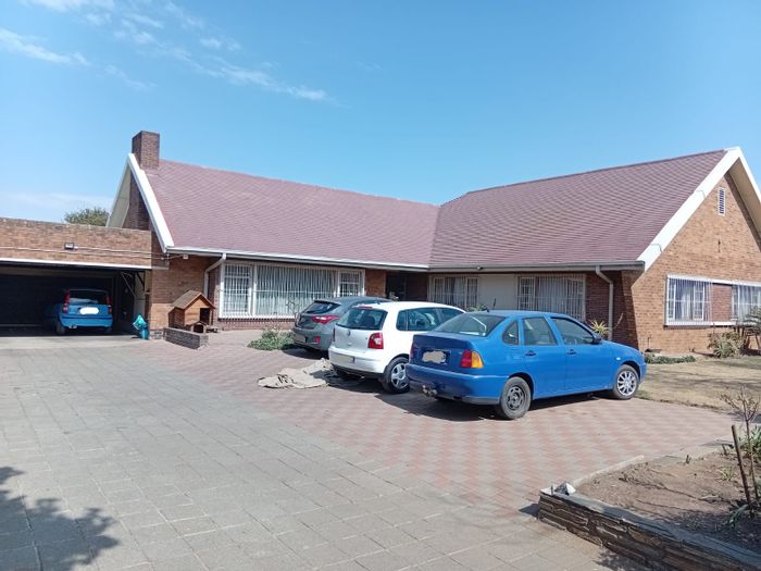 Versatile 4-bedroom house with flatlet, garage, and spacious garden in Parkdene. For Sale.