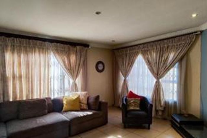 Dawn Park House For Sale: 4 Bedrooms, 3 Living Areas, Secure Parking.