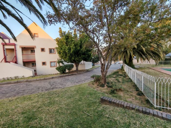 Noordwyk Apartment To Rent: 2 Bedrooms, pool, clubhouse, secure living, close to amenities.