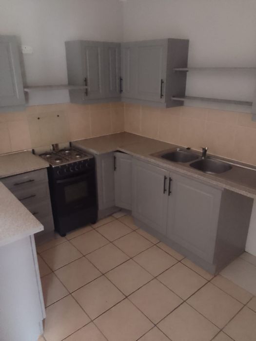 Ground-floor apartment in Comet for sale: 2 beds, private garden, secure complex.