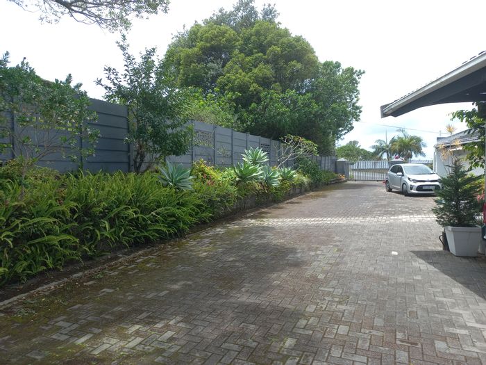 Glenmore Townhouse For Sale: 3 Bedrooms, secure complex, private patio, pet-friendly.