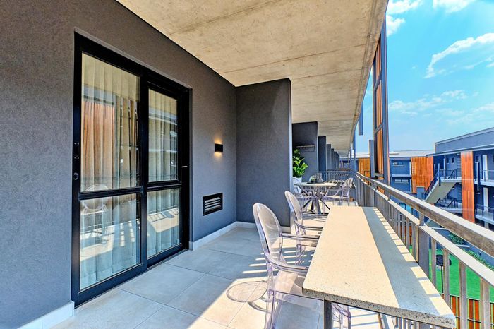 2 Bed, 2 Bath Apartment To Rent in Hyde Park with estate amenities and security.