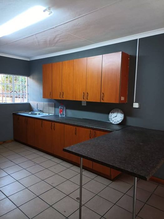 Cosmosrand Apartment For Sale: 2 Bedrooms, secure complex, private garden, garage.