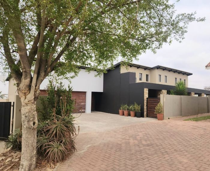 For Sale: House at Aquavista Mountain Estate with security, garden, and dam access.