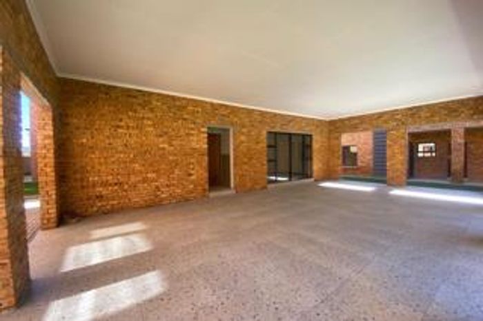 Ravenswood Apartment For Sale: 2-bed, pool, clubhouse, 24/7 security, pet-friendly.