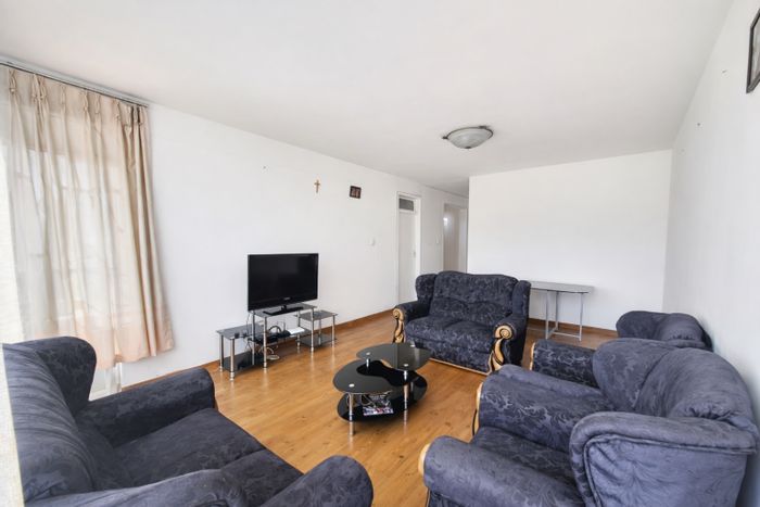 Gresswold Apartment For Sale: 3 bedrooms, secure parking, close to amenities.