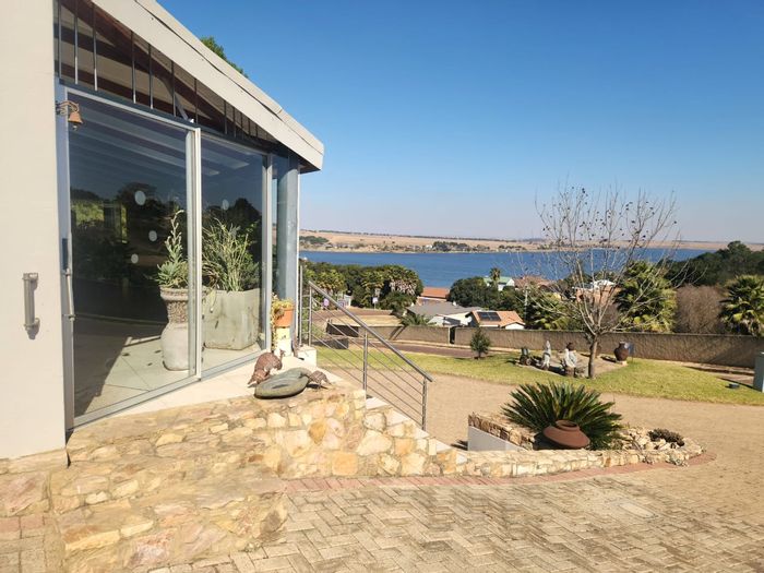 House for Sale in Kungwini Country Estate: En suite bedrooms, dam access, solar power.