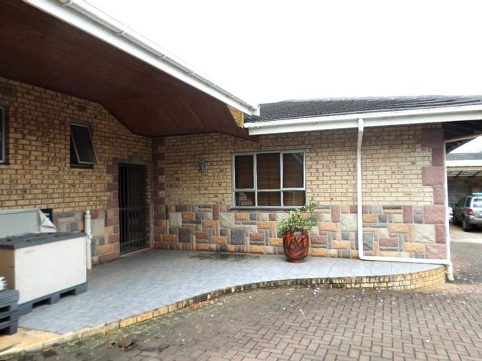 Trafalgar House For Sale: 6 bedrooms, pool, flats, spacious yard, investment potential.