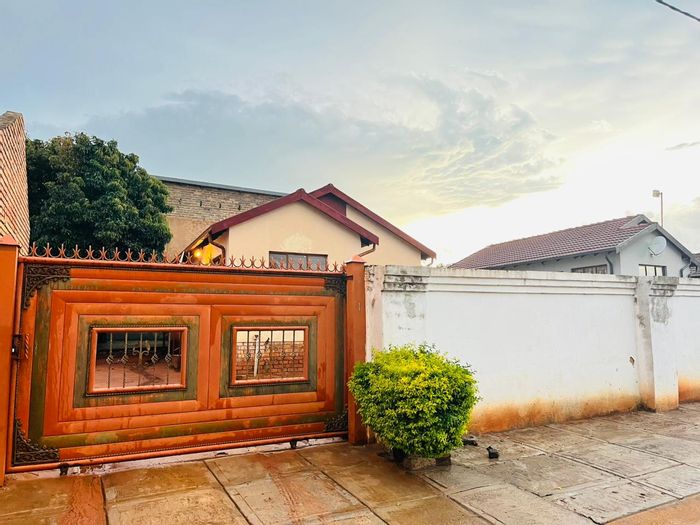 3-Bedroom House in Mamelodi To Rent, walled, gated, prepaid electricity.