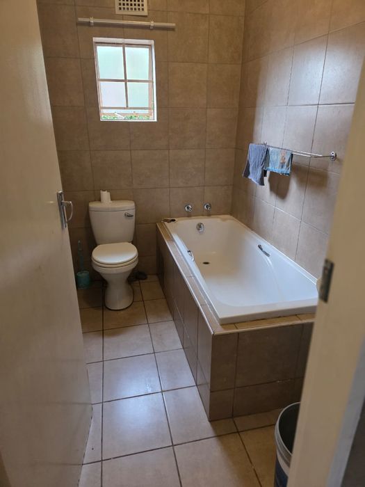 3-bedroom house for sale in Olievenhoutbosch with open plan lounge and garage.