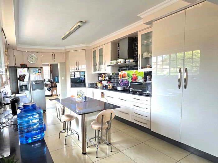 Aerorand House For Sale: Spacious 3 bedrooms, double garage, entertainment area, expansion potential.