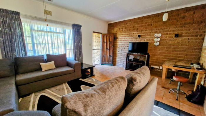 Trafalgar House For Sale: 3 Bedrooms, spacious garden, 2 garages, and braai area.