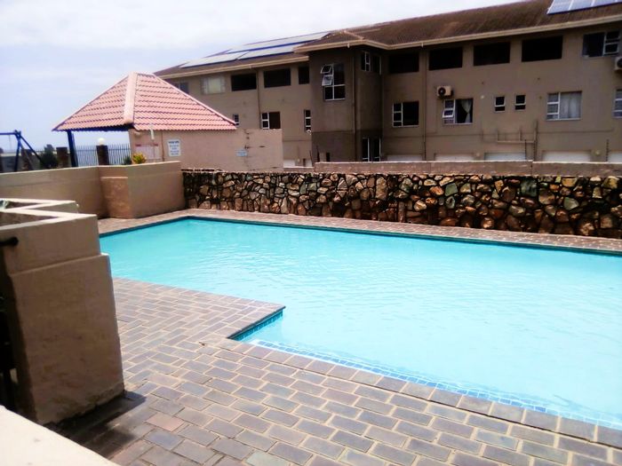 Uvongo Apartment For Sale: 1-bedroom, pool access, near beach and amenities.