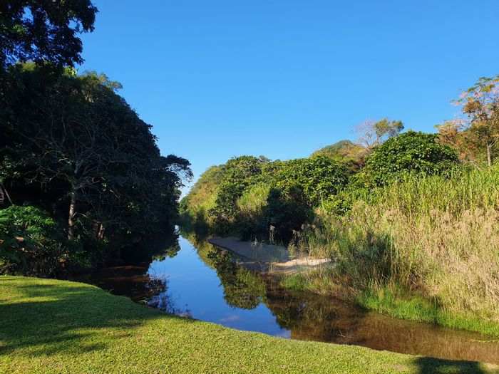 Apartment For Sale in Hibberdene Central: 2 Bedrooms, pool, pet-friendly, garage conversion.