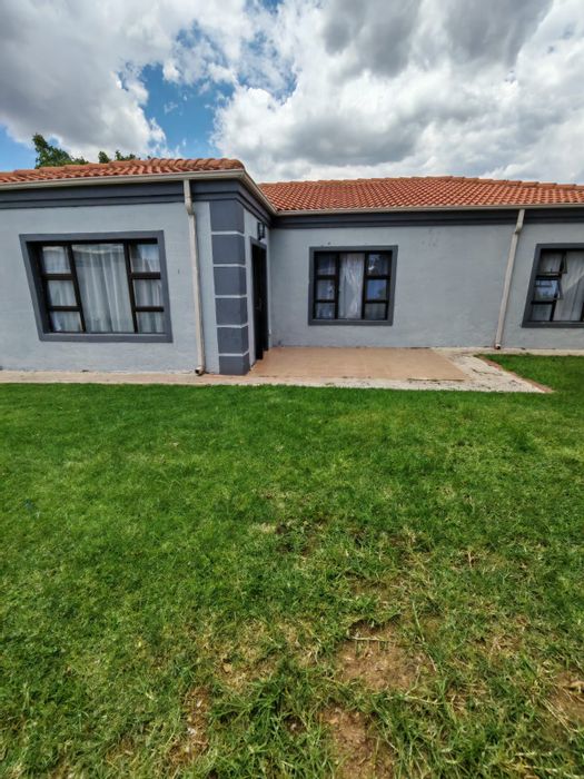 3-Bedroom House To Rent in Summerset with garden, double garage, and open-plan living.