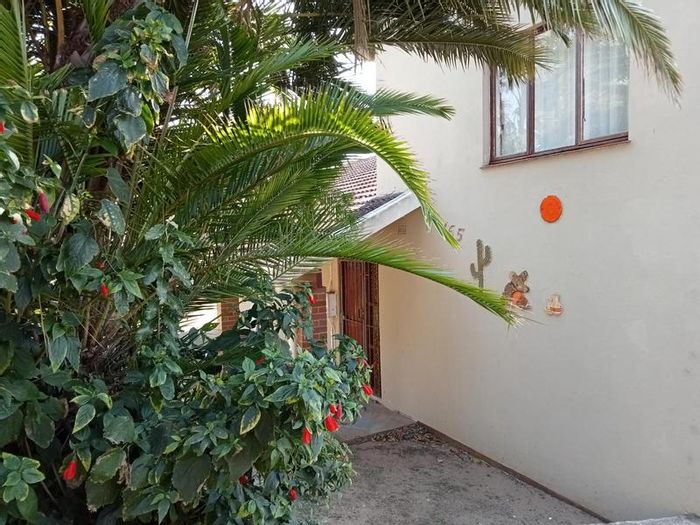 House for Sale in Hibberdene Central: 3 beds, flatlet, near beach and amenities.