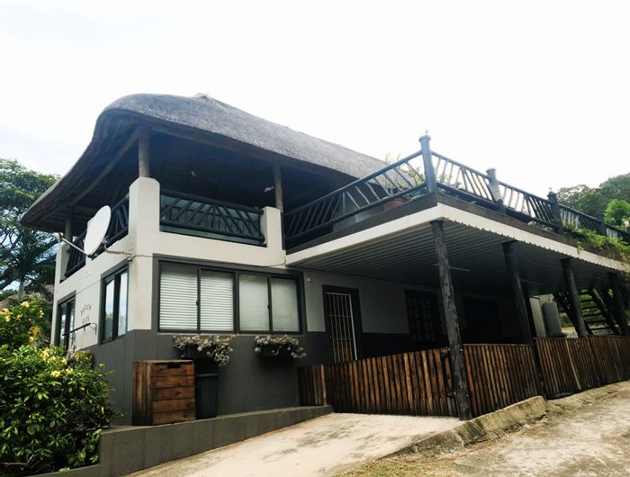 For Sale: Apartment in Woodgrange with lift, pool, and beach access.