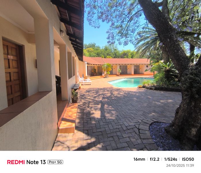 For Sale: House in Magaliessig with 11 ensuite rooms, pool, and income potential.