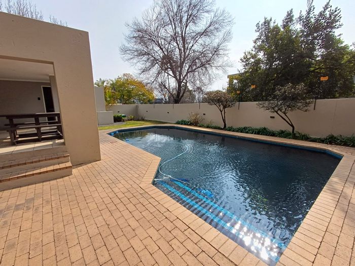 Craighall Apartment To Rent: 2 Bedrooms, pool, clubhouse, secure complex, great location.