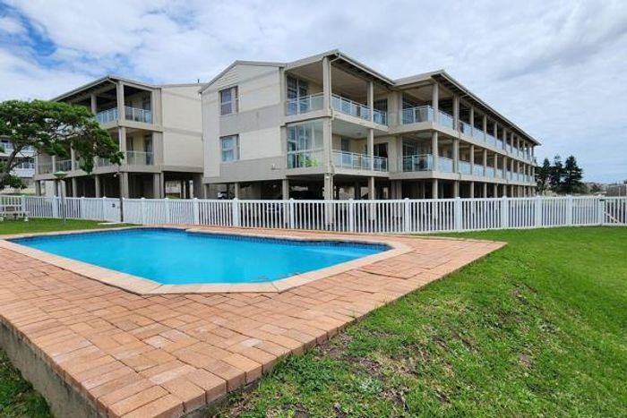 Uvongo Beach Apartment For Sale: 2 Bedrooms, pool, braai area, walk to beach.