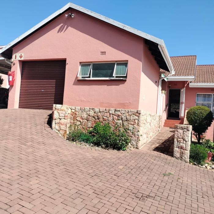 Mulbarton Townhouse For Sale: 3 beds, pool, pet-friendly garden, staff quarters.