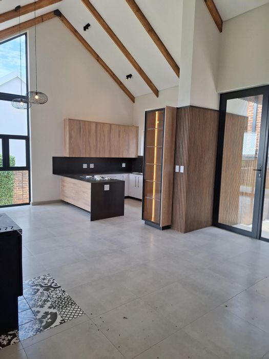 For Sale: House in Helderzicht Eco Estate with solar, aircon, and gas amenities.