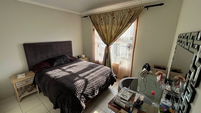 Rynfield Apartment For Sale: 3 bedrooms, inverter, gas kitchen, balcony with braai.