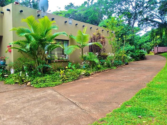 For Sale: 2-Bedroom Apartment in Umzumbe Central with pool and water tanks.