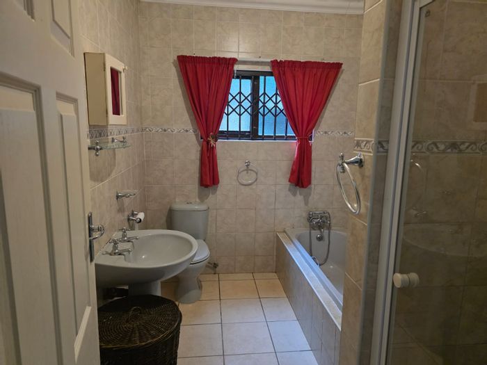 Manaba Beach House For Sale: Dual living, pool, sea views, entertainment areas.