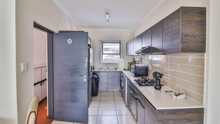 Oakdene Apartment For Sale: Pool, gym, spacious garden, pet-friendly living.