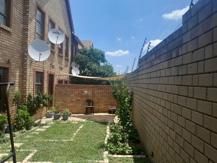 Kosmosdal Apartment For Sale: 2 Bedrooms, secure complex, easy highway access.