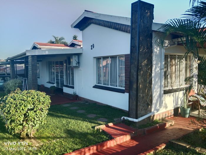 4-Bedroom House For Sale in Newholme with Outbuilding and Air-Conditioned Lounge.
