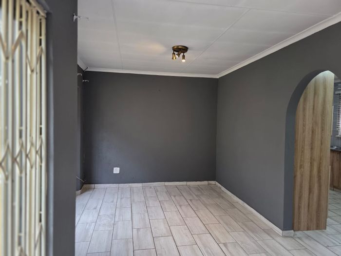 For Sale: House in Olievenhoutbosch with 3 beds, cottage, garage, and great location.