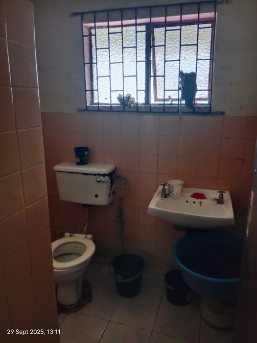 Raisethorpe House For Sale: Dual living, spacious yard, near amenities and schools.