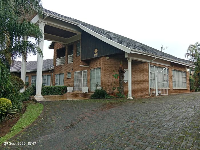 For Sale: Spacious 6-bedroom house in Orient Heights with triple garage and study.