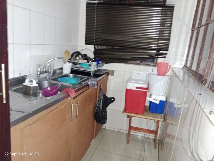 Chasedene House For Sale: 3 bedrooms, pool, income potential, secure parking.