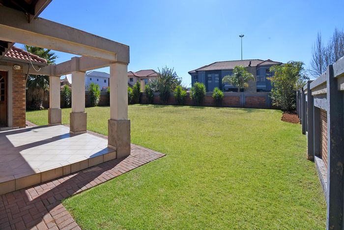 Helderwyk House For Sale: 3 Bedrooms, 2 Bathrooms, Gated Community, Large Garden.