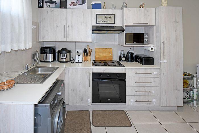 Brentwood Apartment For Sale: 2 Bedrooms, pool, clubhouse, 24-hour security.