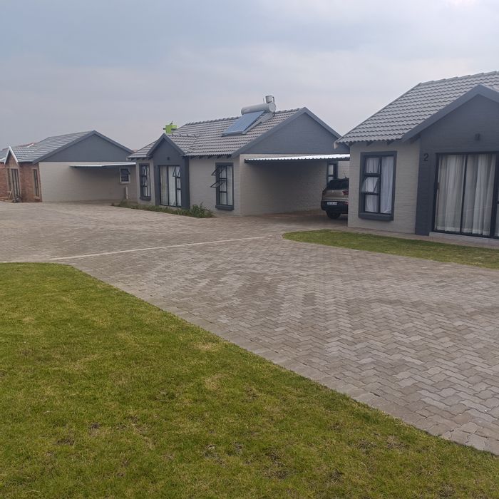 Rayton Central Townhouse For Sale: Secure complex, 3 bedrooms, spacious outdoor area.