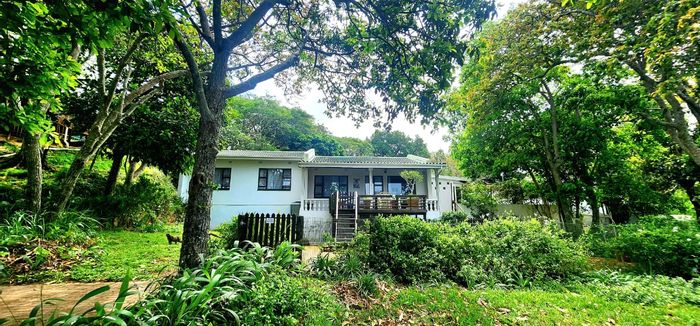 Hibberdene Central House For Sale: 3 Bedrooms, pool, solar system, and garden.